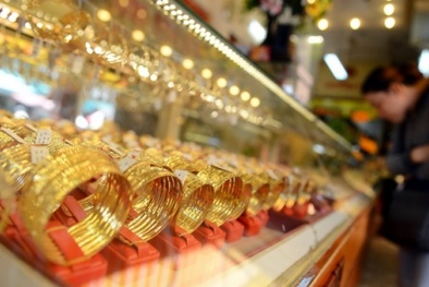 Giá vàng hôm nay 31/12/2015 lập đáy 2 tuần, đô la mạnh lên