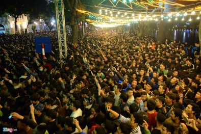 Chen lấn, giẫm đạp đón năm mới, nhiều người ngất xỉu