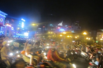 Hàng ngàn người dân đổ về trung tâm TP.HCM đón năm mới