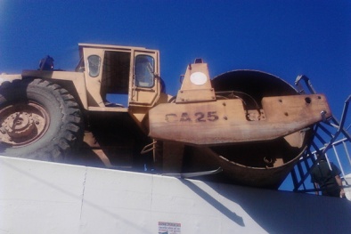 Nhiều người kinh hãi khi thấy chiếc xe lu lơ lửng trên đầu