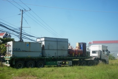 Người dân nằm la liệt trên đường do hít phải khí lạ từ xe tải