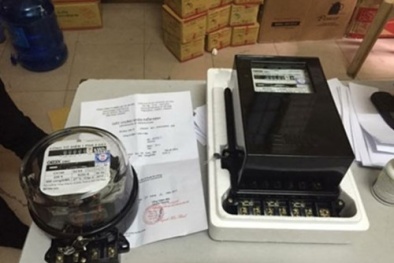 Vào kho hàng chứa hàng trăm công tơ điện 'dỏm' ở Hà Nội