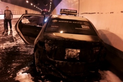 Taxi bất ngờ bốc cháy ‘ngùn ngụt’, hàng trăm người thoát chết