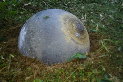 Vật thể lạ bất ngờ ‘từ trên trời rơi xuống’ gây rúng động dư luận 