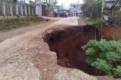 Đường 254 tê liệt vì ‘hố tử thần’ khổng lồ sâu 20m, dài 12m