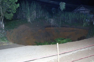 Lấp 'hố tử thần' khổng lồ ở Bắc Kạn sẽ tốn 1.500m3 đất