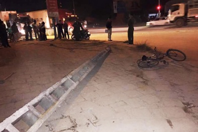 Dừng xe chờ đèn đỏ, nam sinh mồ côi bị cột điện đè chết