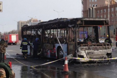 Xe bus cháy trơ khung, 14 người tử nạn