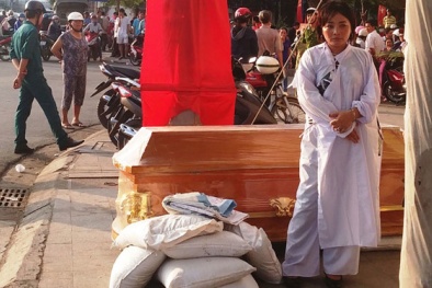 Bà chủ khách sạn đem quan tài đặt trước ngân hàng