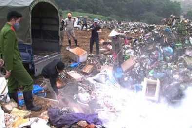 Kinh hãi 200kg thịt gà thối sơ chế cạnh rãnh nước thải 