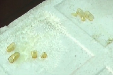 Rùng mình phát hiện thực phẩm chức năng ăn mòn cả miếng xốp