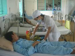 Nhân viên bệnh viện hợp lực hiến máu cứu nạn nhân nguy kịch 