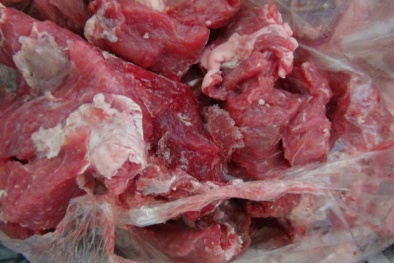 Bắt quả tang vụ tẩy hóa chất thịt trâu đông lạnh thành thịt bò