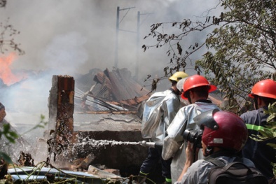 1.000 m2 xưởng gỗ ở Bình Dương chìm trong biển lửa