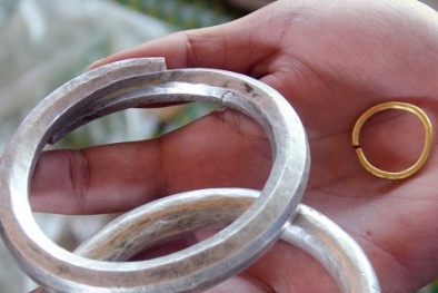 Đào móng nhà phát hiện hũ sành chứa nhiều vòng vàng, bạc