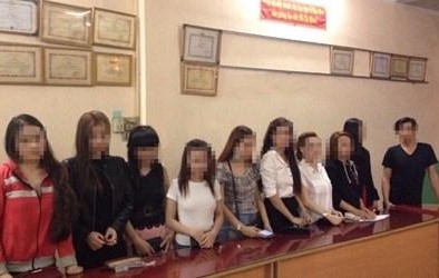 9 nữ tiếp viên ăn mặc ‘mát mẻ’ chiều khách trong nhà hàng