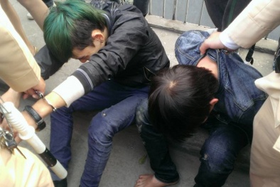 Bị chặn các ngả đường, 2 tên cướp dùng gạch chống trả CSGT