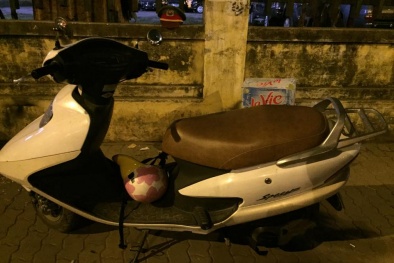Bóc miếng kim loại thấy số máy chiếc xe Honda Spacy bị mài mòn