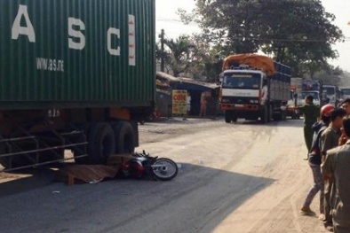 Chồng khóc nức nở bên thi thể vợ dưới bánh xe container
