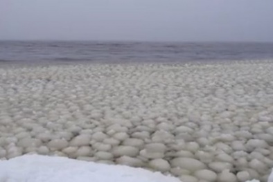 Xôn xao hiện tượng sóng cầu tuyết hiếm có xuất hiện trên mặt hồ Mỹ