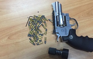 Điều tra đường dây mua bán súng qua đường hàng không