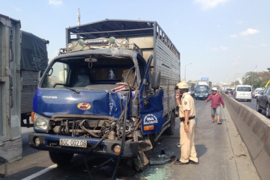 Xe tải đâm nhau, dân phá cửa cứu tài xế