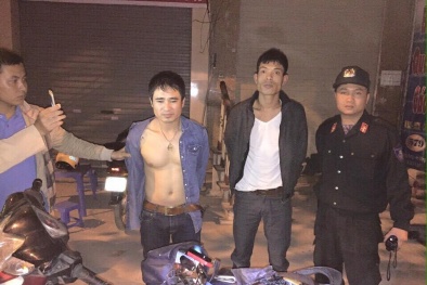 Bi hài 'màn kịch' của nam thanh niên đeo túi xách nữ, núp sau bóng cây