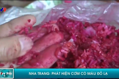 Cơm có màu đỏ lạ, để một tuần không thiu rữa gây hoang mang