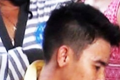 Tài xế taxi lao xe vào đám giỗ, rút dao đâm chủ nhà