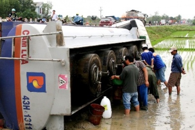 ‘Hôi’ dầu từ xe bồn gặp nạn: ‘Nói vậy oan cho dân quá!’
