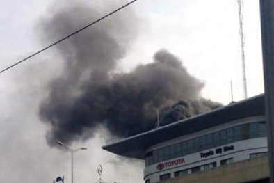 Toyota Mỹ Đình cháy lớn, khói đen kịt một vùng trời