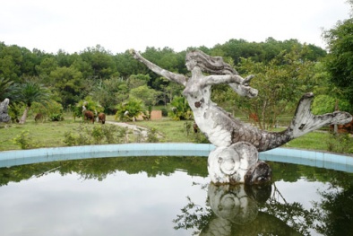 Bàn cách mua lại 'công viên kinh dị'