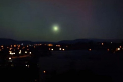 Hoang mang chứng kiến quả cầu sáng xanh vụt bay qua bầu trời