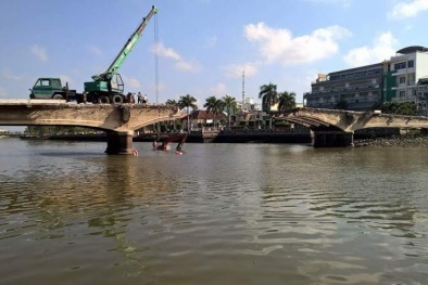 Sóc Trăng: Xe cẩu 'chổng vó' xuống sông khi đang tháo dỡ cầu