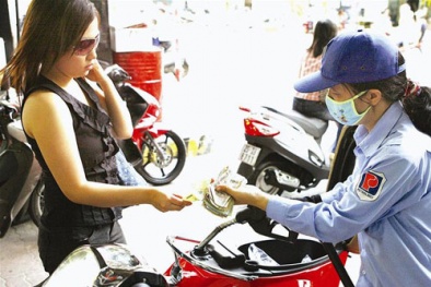 Vì sao giá xăng dầu trong nước giảm chậm hơn thế giới?