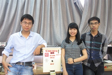 Sinh viên Đà Nẵng chế tạo máy phát bao cao su miễn phí