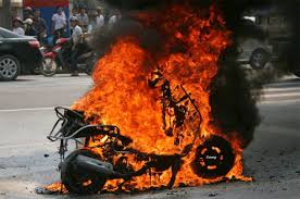 Choáng váng người vi phạm tự đốt xe máy sau khi vi phạm giao thông ở Thái Bình