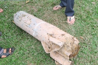 Quả bom hàng trăm cân nằm 'thoi thóp' dưới ruộng lúa 