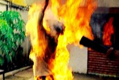 Mâu thuẫn trong cuộc sống, vợ dùng xăng đốt chết chồng