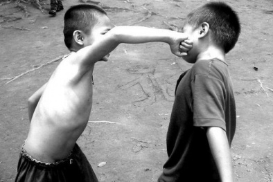 Cách xử lý hay của cha mẹ khi con bị bạn đánh