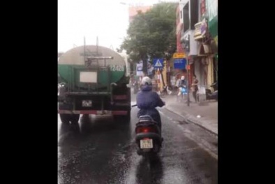 Hà Nội: Người dân khiếp sợ mỗi khi thấy xe rửa đường đi qua