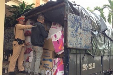 Xe tải chở cả tấn rượu, bánh kẹo không giấy tờ bên vệ đường