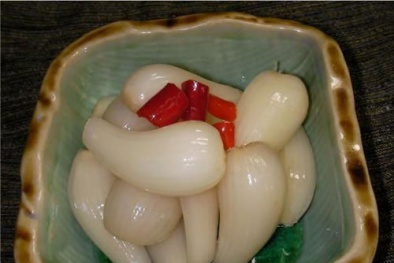 Đỡ ngán với dưa hành thơm giòn ngày Tết