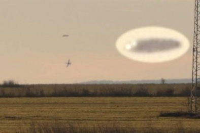 Đứng hình thấy cảnh chiến đấu cơ 'vờn đuổi' UFO trên trời 