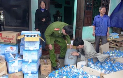 Cảnh sát đột kích lò sản xuất dấm gạo bằng nước lã và a xít