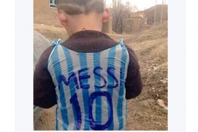 Cậu bé mặc áo Messi bằng ni lông gây sốt mạng