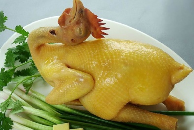 Bí quyết luộc gà cúng giao thừa thơm ngon, vàng bóng 