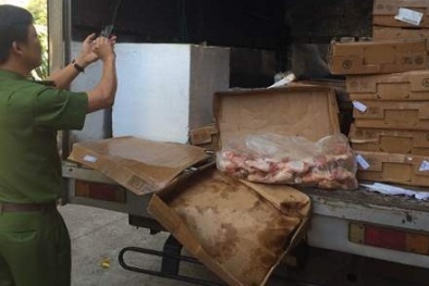 Kinh hãi 400kg thịt gà bốc mùi nồng nặc suýt ‘vi vu’ thị trường Tết