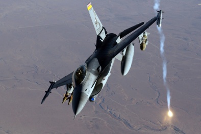 Sau ‘sát thủ trên không’ Predator, đến lượt ‘chim ưng’ F-16 của Mỹ gặp nạn