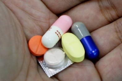 Uống thuốc để nguyên vỉ, nữ bệnh nhân đi bệnh viện cấp cứu vì khó thở